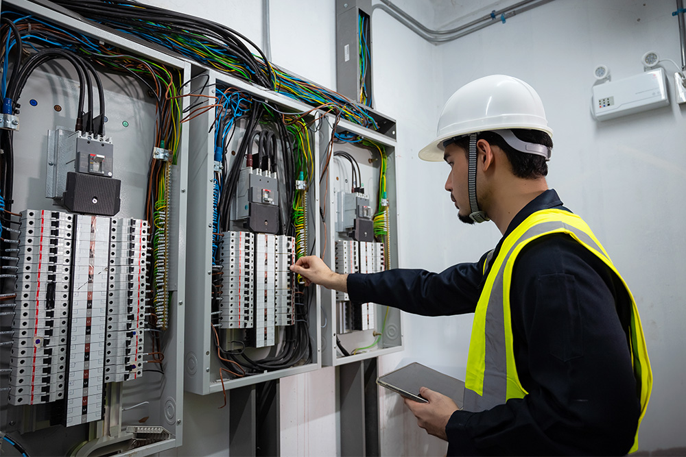 Ein Mechaniker für Anlagen und Maschinentechnik bei der Arbeit. 